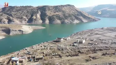 Baraj sularının çekilmesiyle köy gün yüzüne çıktı