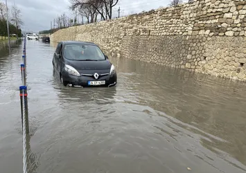 İstanbul'da yağmur yağdı yollar göle döndü