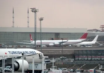 İstanbul'da fırtına hava ulaşımını aksatıyor