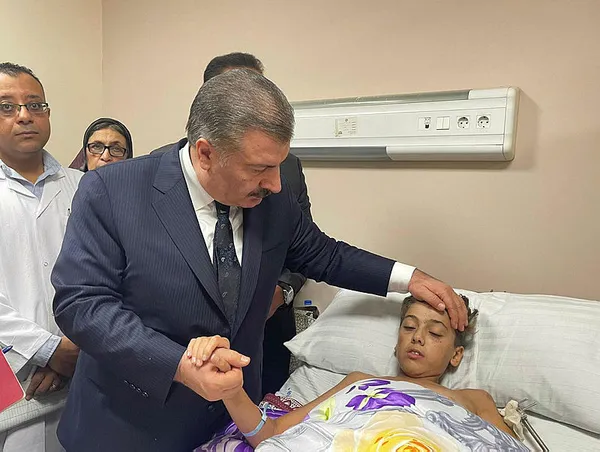 Gazze’ye yardım eli! Sağlık Bakanı Koca açıklama yaptı: 26 Gazzeli hasta ile 13 refakatçisi Türkiye’ye getirildi