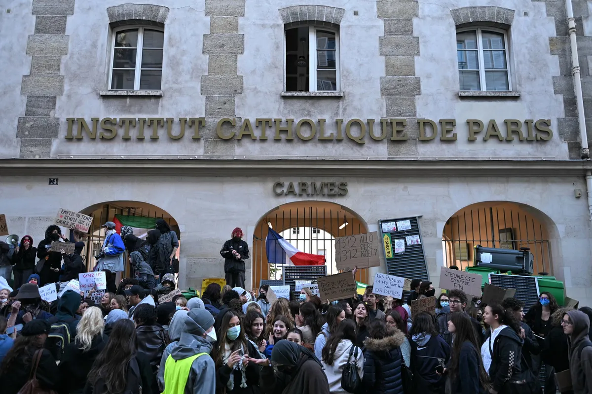 fransada-lise-eylemlerinde-polis-siddeti-1791448656016.jpg Fransa’nın başkenti Paris’te lise öğrencileri, daha iyi eğitim koşulları talebiyle ülke genelinde düzenlenen protestolar kapsamında 8 Ekim 2026’da Lycée Hélène-Boucher Lisesi önünde barikatın arkasında bekledi. (Foto: REUTERS)
