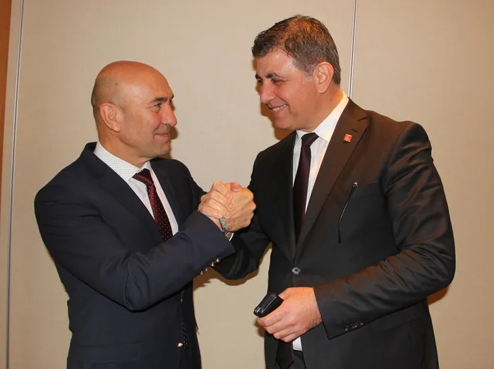 izmirdeki-yolsuzluk-operasyonunda-vurguncular-yunanistana-kacti-gozalti-sayisi-130a-yukseldi-1751439437266.jpg Cemil Tugay ve Tunç Soyer (X)