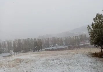 Ağrı'ya mevsimin ilk karı yağdı