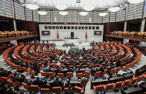 CHP’nin siyasi şovu çöktü! Vekiller imza atıp Meclis’e gelmedi