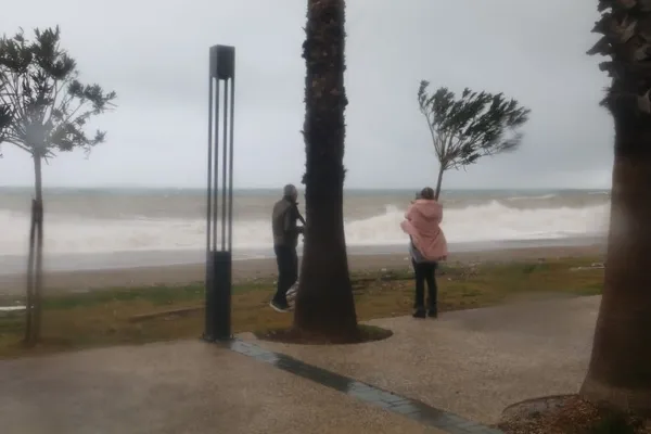 Antalya'dan şoke eden görüntüler! Dev dalgalara aldırış etmeden fotoğraf çekinmeye geldiler - 1