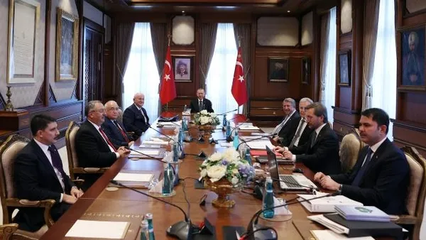 Son dakika | Başkan Erdoğan liderliğinde Külliye'de kritik toplantı! Göç politikası masaya yatırıldı - 1