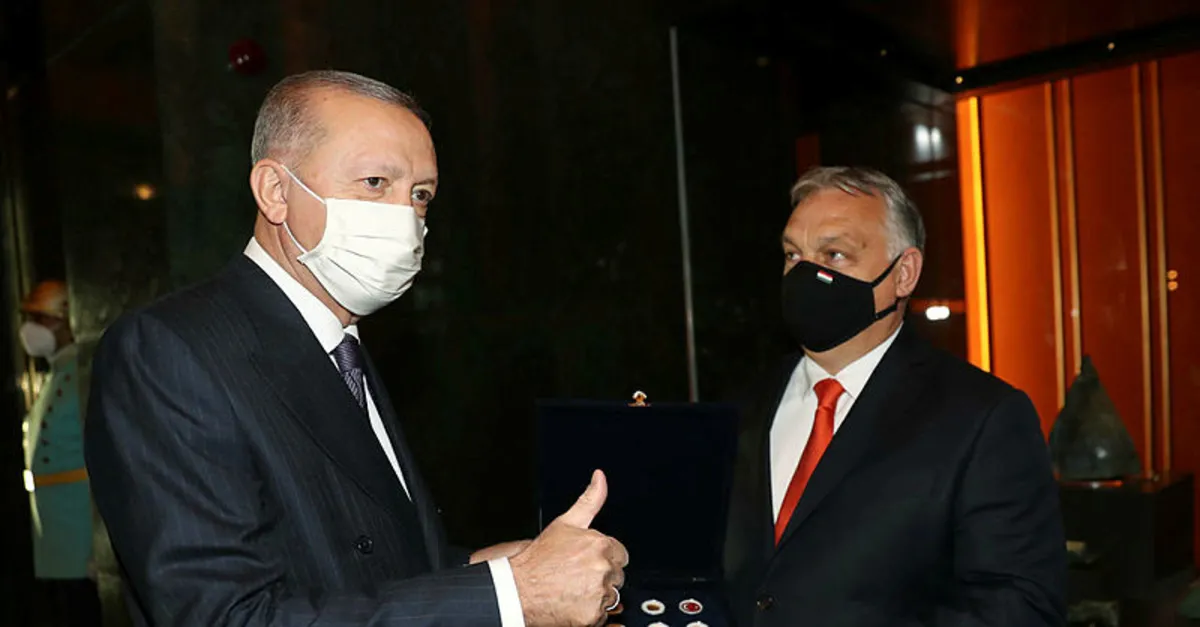Macaristan Başbakanı Viktor Orban Türkiye'ye ait tarihi eserleri Başkan Erdoğan'a iade etti