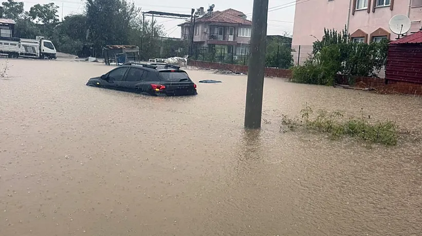 Muğla'da sağanak ve fırtına! Araçlar sular altında kaldı