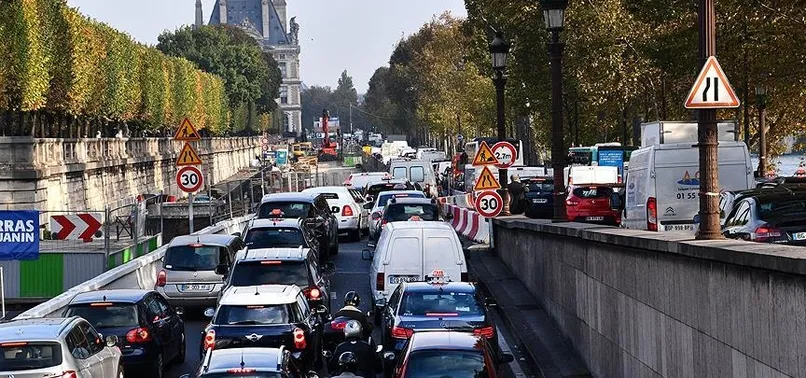 Fransa'da protestolar Paris trafiğini felç etti