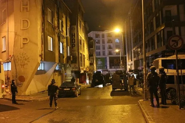 HDP binasına terör operasyonu! PKK elebaşı Öcalan’ın posterleri tek tek indirildi