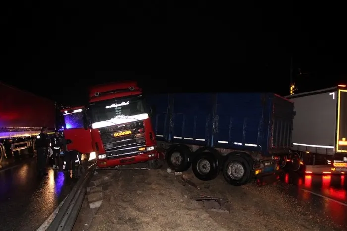 Kontrolden çıkan TIR refüjde asılı kaldı! Sürücü 153 promil alkollü çıktı - 3