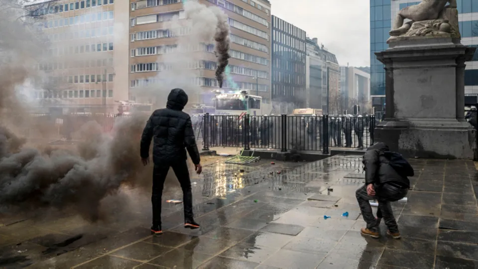Belçika'da AB binasına saldırı! Brüksel'de sokaklar savaş alanına döndü
