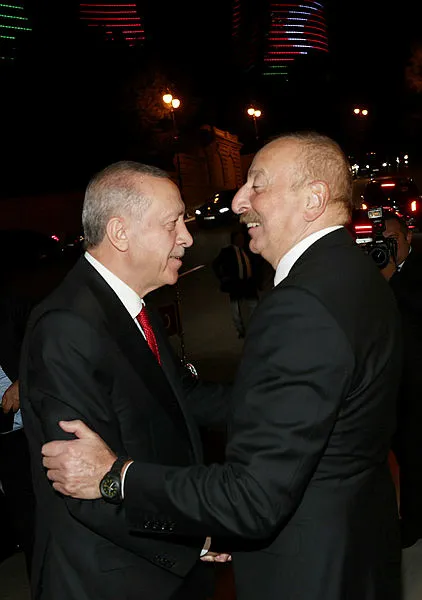 Başkan Erdoğan ve Aliyev'den Azerbaycan’da zafer kutlaması! Azerin 'Çırpınırdı Karadeniz'in yeni versiyonunu seslendirdi - 6