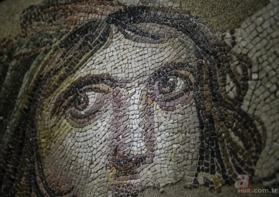 'Çingene Kızı' mozaiği Türkiye'ye getirildi 19