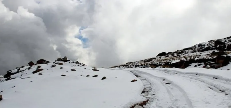 Kar yağışı Erzurum'da okulları tatil etti