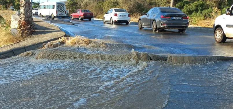 Susuz kalan Bodrum'da isale hattı patladı! Cadde ve sokaklar göle döndü