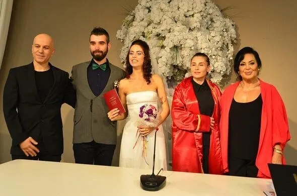 Ünlü şarkıcı Zeynep Casalini oyuncu kızını evlendirdi