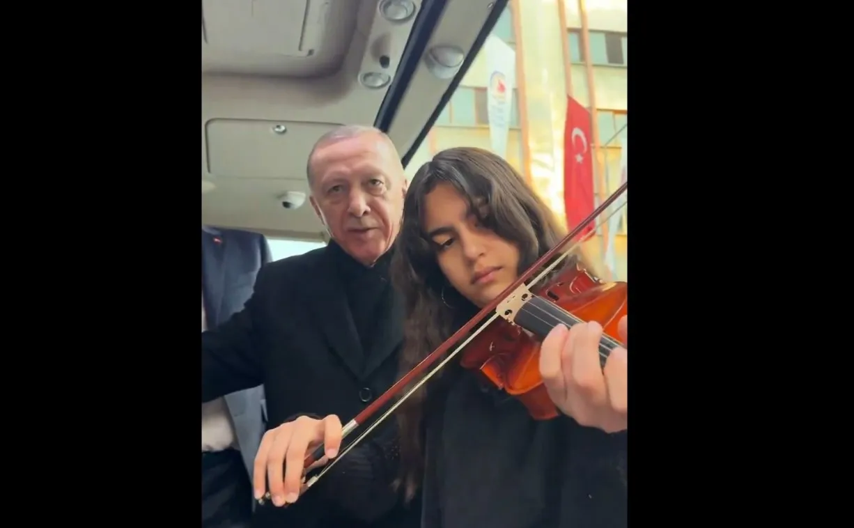 Başkan Erdoğan keman çalan genci dinledi! "Çanakkale Türküsü"ne eşlik etti