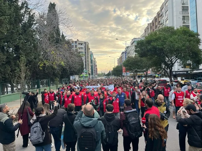İzmir’de çıplak ayaklı isyan! On binlerce belediye işçisi maaş gaspına karşı sokağa döküldü