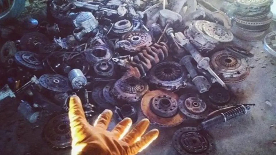 Hurdaları sanat eserine çevirdi
