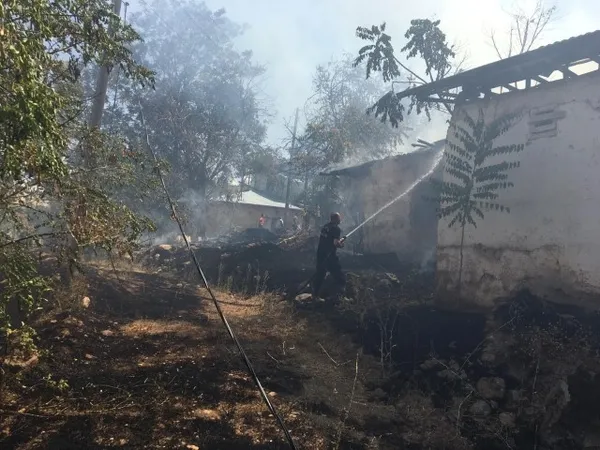 Malatya'da evin çatısını uçuran şiddetli rüzgar yangına neden oldu - 4