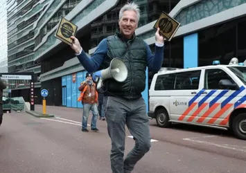 İsveç'teki Kur'an-ı Kerim yakma skandalının ardından bu kez de Hollanda'da Kur'an yırtıldı! Wagensveld daha önce Hz. Muhammed'e hakaret etmişti