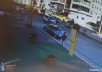 Hafif ticari araç çarptı bisikletli çocuk havaya uçtu