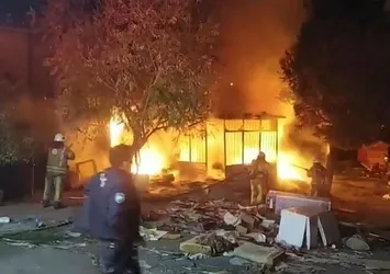 Çekmeköy’de gece kondu alev alev yandı
