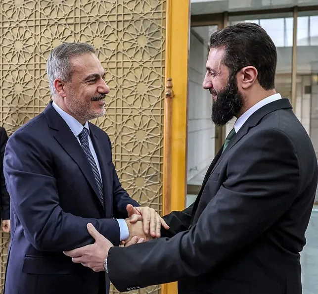 siyonist-medyasinda-baskan-erdogan-panigi-israilin-hazirlanmasi-gerekiyor-1734962544296.jpg Dışişleri Bakanı Hakan Fidan, Suriye'nin başkenti Şam'da Suriye'deki yeni yönetimin lideri Ahmed eş-Şera ile (AA)