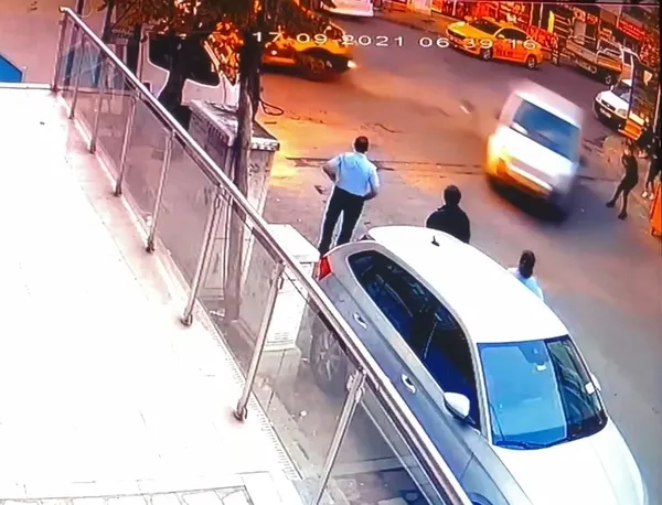 maltepede-yuksek-hiz-felakete-yol-acti-ogrenci-yola-savruldu-1632041599714.jpg Maltepe’de yüksek hız felakete yol açtı! Öğrenci yola savruldu - 3