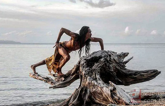 Mağarada çekilen çıplak fotoğraflar olay yarattı 20