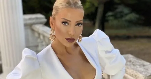 Gülşah Saraçoğlu’na şok tehdit! Kapısına bıçak bıraktı