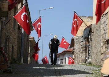 Evlerinden Türk bayrakları inmiyor
