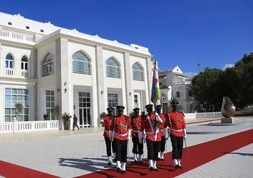 Üs savaşları kızışıyor