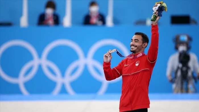 genclik-ve-spor-bakani-osman-askin-bak-paris-2024-olimpiyatlari-degerlendirmesi-federasyonlar-hesap-verecek-1723448037273.jpeg Türk cimnastiği tarihindeki ilk olimpiyat madalyasını Ferhat Arıcan ile aldı (2020 Tokyo)