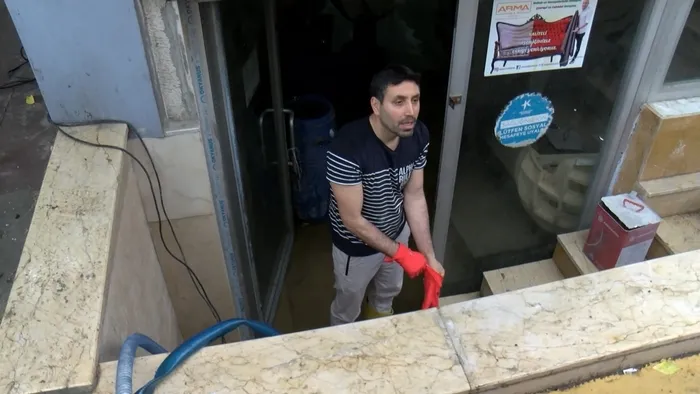 istanbulda-dolu-yagisi-yollar-gole-dondu-araclar-ilerlemekte-zorlandi-1748535327550.jpg FOTOĞRAF: DHA