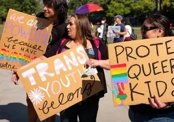 ABD’de LGBT karşıtı eylem: Karşıt gruplar arasında çatışma çıktı! “Okullarda eğitimi verilmemeli”