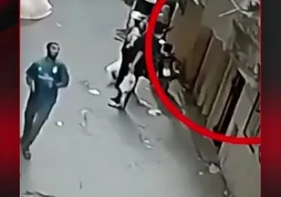 DÜŞEN ÇOCUĞU SON ANDA KURTARDI