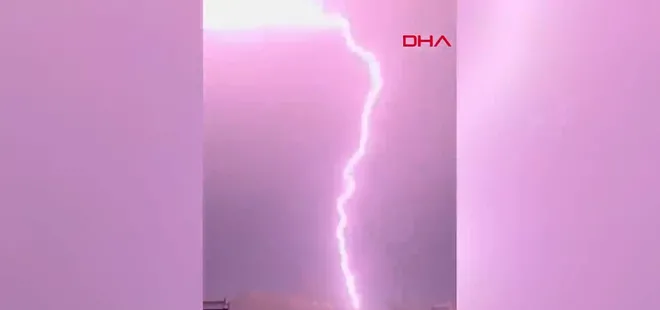 Dağa düşen yıldırım dev kayaları parçaladı! O anlar kamerada