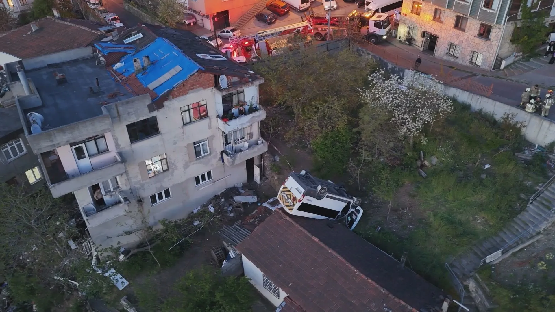 Kağıthane’de dehşet anları! Takla atan okul servisi evin çatısına uçtu