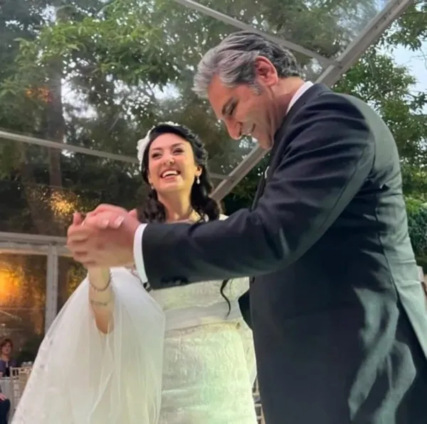 skandallarin-adami-aykut-erdogdu-rezalete-tepkiler-cig-gibi-secmene-saygilari-varsa-istifalari-istenmeli-1656393344932.jpg Skandalların adamı Aykut Erdoğdu! Rezalete tepkiler çığ gibi: Seçmene saygıları varsa istifaları istenmeli - 2