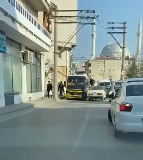 yol-verme-kavgasinda-gozu-donen-surucu-arabasinin-ustune-cikip-minibus-soforune-tekme-tokat-saldirdi-o-anlar-k-1649317505967.jpg Yol verme kavgasında gözü dönen sürücü arabasının üstüne çıkıp minibüs şoförüne tekme tokat saldırdı! O anlar kamerada - 3