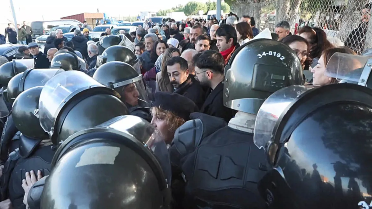 İmamoğlu'nun diploma davasında provokasyon! CHP’liler jandarmaya saldırıp küfürler savurdu