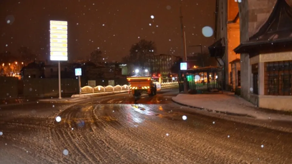 Kar yağışı Edirne'den giriş yaptı! Kent beyaza büründü