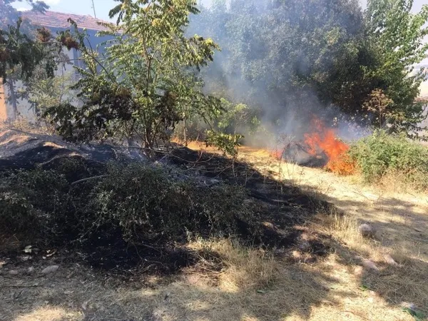 Malatya'da evin çatısını uçuran şiddetli rüzgar yangına neden oldu - 3