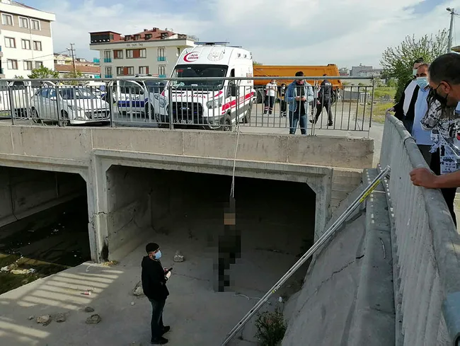 İstanbul'da şoke eden olay! Korkuluklara asılı erkek cesedi bulundu - 2
