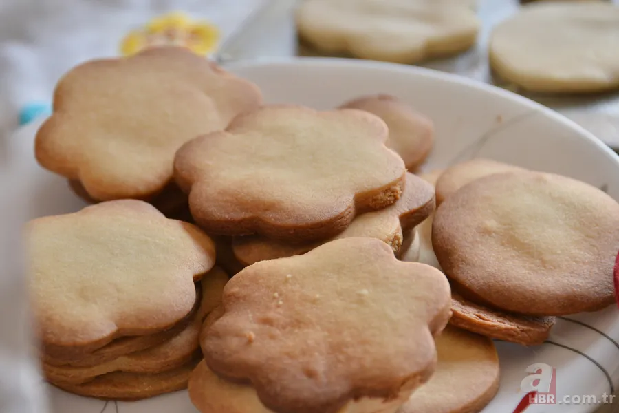 Pastaneleri kıskandıracak! Yılbaşına özel zencefilli tarçınlı kurabiye tarifi 6