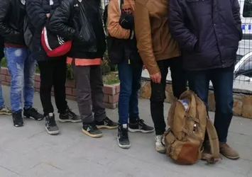 İzmir'de 24 düzensiz göçmen yakalandı