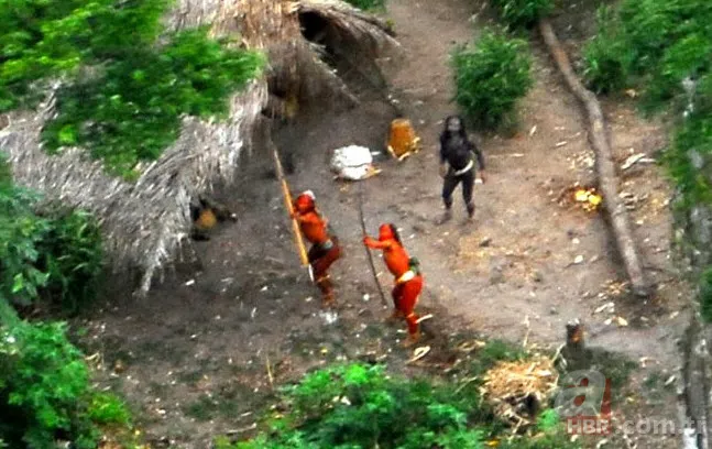 Yaklaşanı öldürüp etiyle besleniyorlar! Uçan cisimlere ok ve mızraklarla saldırdılar 🏹 İşte dünyanın en vahşi kabilesi 4