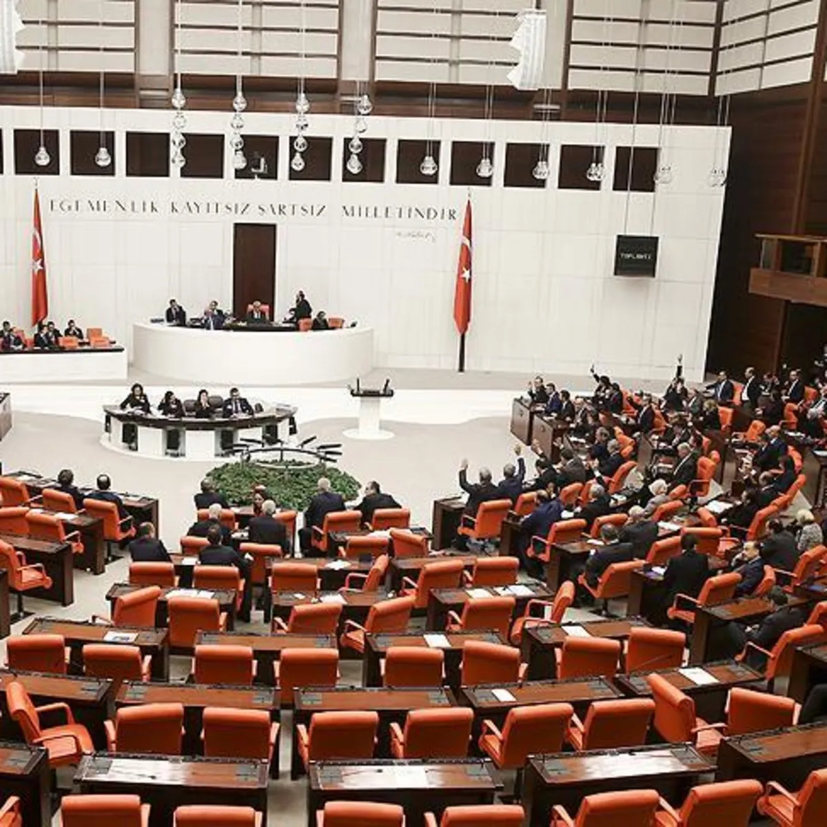 TBMM Adalet Komisyonu 12. Yargı Paketi’ni kabul etti: İcra uygulamalarında idareye başvuru, miras satışlarında öncelik, noterlikte dijitalleşme ve IBAN düzenlemesi öne çıktı